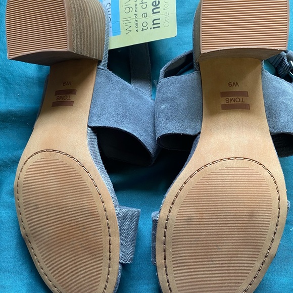 Tom’s Sandals - Picture 3 of 4